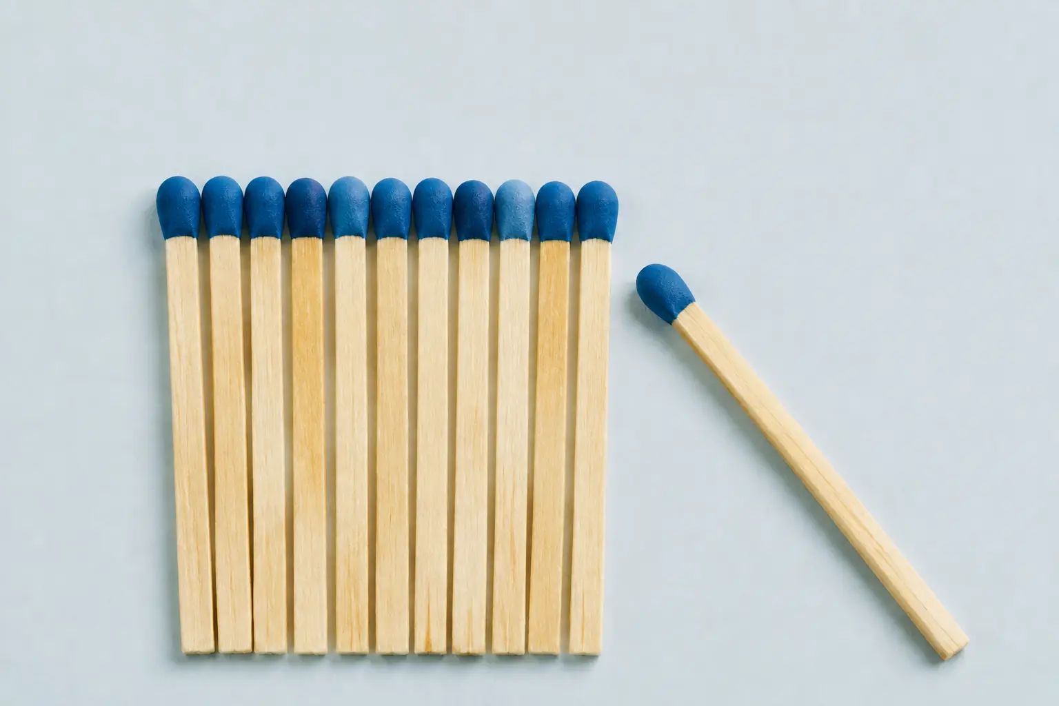 Fósforos azules que representan la identificación de talento
